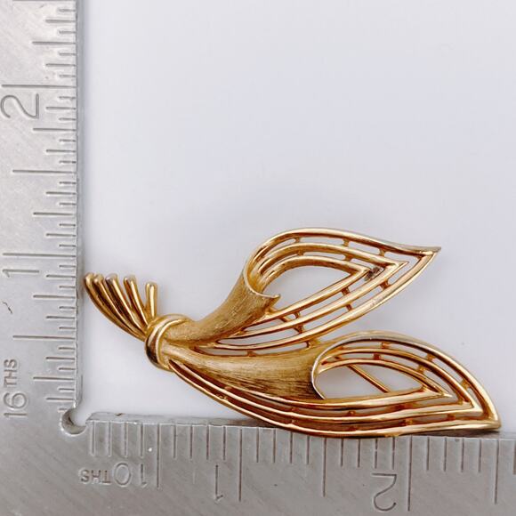 Vintage Signed Trifari Mid Century Brooch Leaf Openwork 1950s Gold Tone - Picture 6 of 9